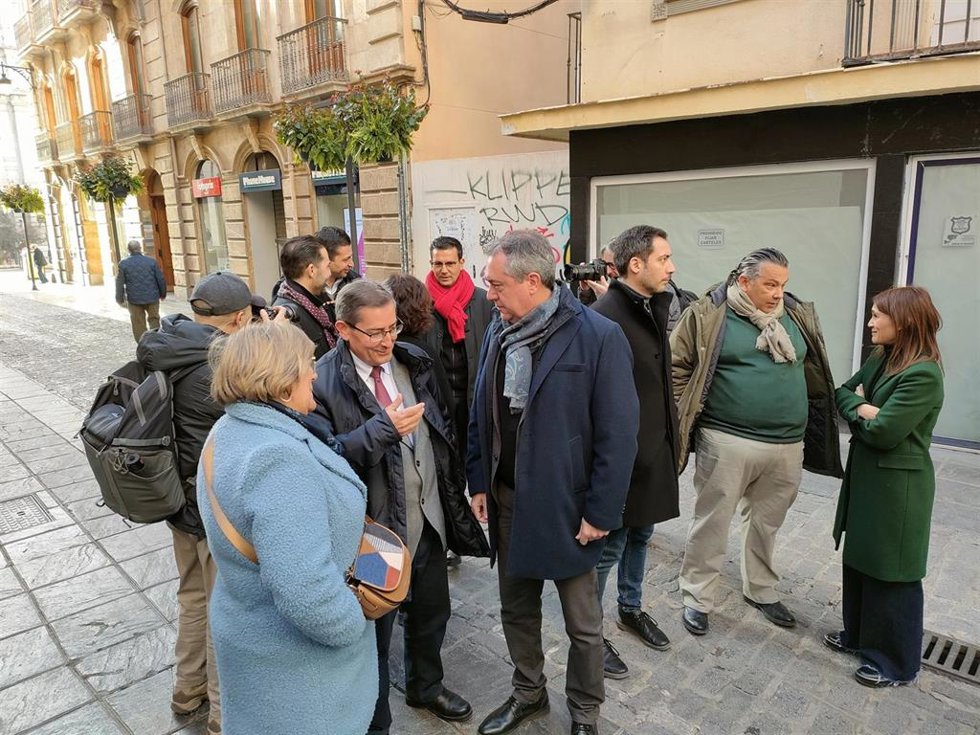 El alcalde de Granada, Francisco Cuenca, en el fondo en el centro en la imagen, durante una visita con Juan Espadas
