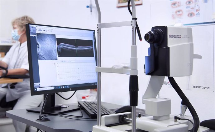 Archivo - Tomógrafo de Coherencia Óptica, aparato utilizado para la detección de la Degeneración Macular Asociada a la Edad (DMAE)