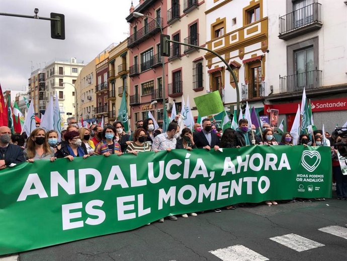 Archivo - Manifestación por el 28F en Sevilla bajo el lema 'Andalucía se construye con lo público'. (Foto de archivo del 28 de febrero de 2022).