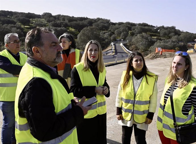 La presidenta del PP de Extremadura, María Guardiola, junto al trazado alternativo en la N-523.