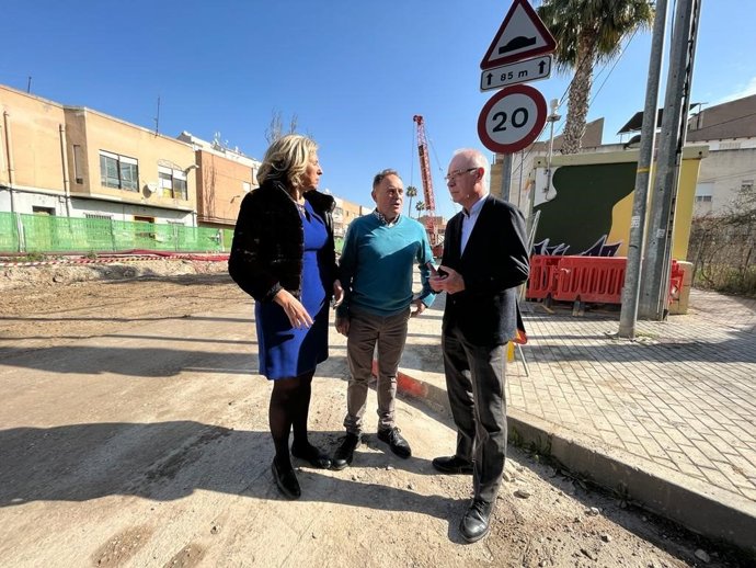 Visita del concejal de Antonio Navarro, y del presidente de la Junta Municipal de Barriomar, Juan José García, a la zona