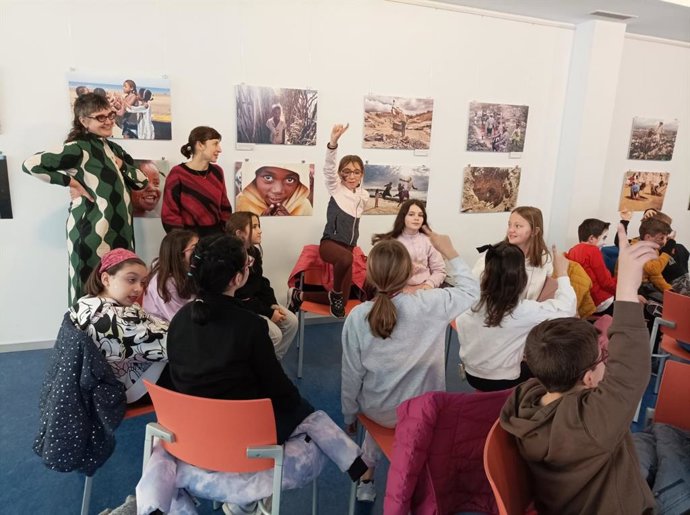 La Biblioteca Rafael Azcona ofrece la exposición fotográfica Otras infancias sobre la vida de niñas y niños en diferentes países