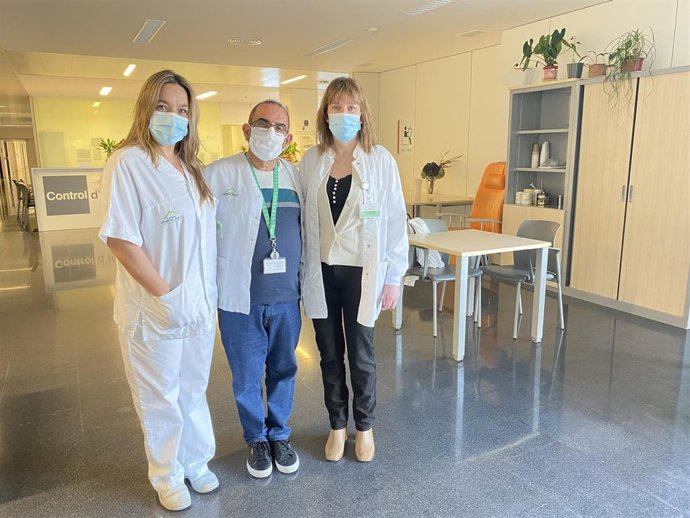 De izquierda a derecha, la jefa de unidad de atención al ciudadano, Sandra Tubert, el coordinador hospitalario de la Asociación, José Miguel Navarro, y la directora enfermera de la Fundación, Carme Pastor