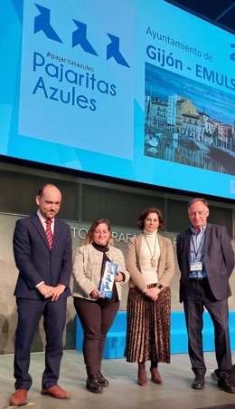 La concejala Carmen Saras,  presidenta de  Emulsa Gijón, reciibe las tres  'Pajaritas Azules' concedidas por Aspapel a la sociedad municipal por la gestión del reciclado de papel y cartón
