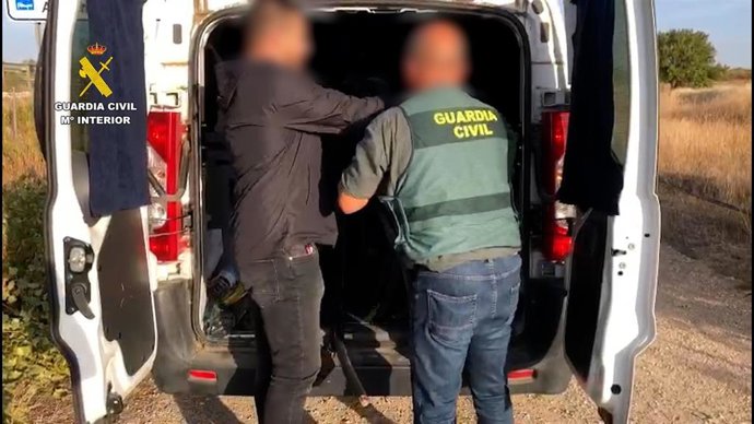 Agentes de la Guardia Civil dentro de la operación 'Zinzat'
