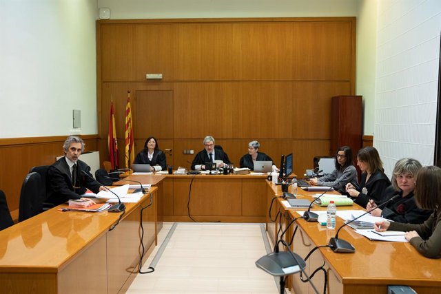 L'advocat d'Alves, Cristóbal Martell (1e), i l'advocada de l'acusació particular, Ester García López (2d), durant la vista 