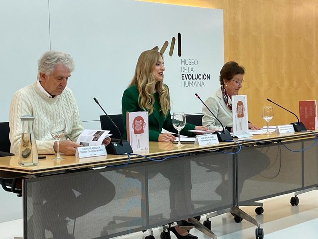 El director científico del MEH, Juan Luis Arsuaga; la viceconsejera de Acción Cultural, Mar Sancho, y la directora gerente del Sistema Atapuerca, Aurora Martín, en la presentación de la nueva programación del MEH.