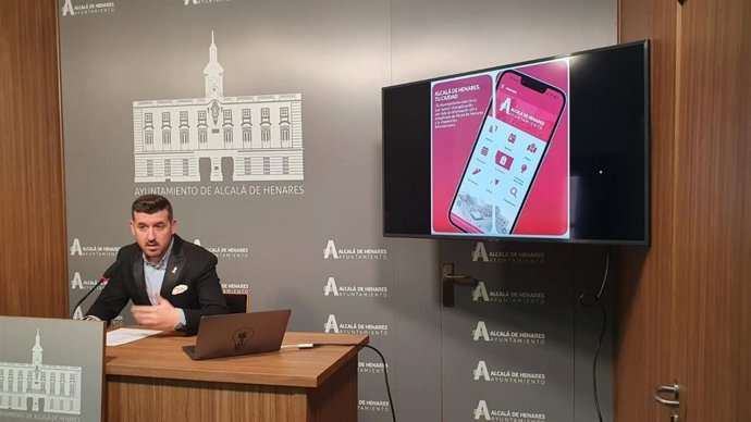 El concejal de Innovación de Alcalá, Miguel Castillejo, ha presentado las nuevas funcionalidades de la app municipal.