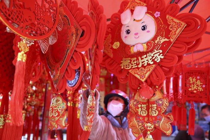 Archivo - Elementos decorativos en Pekín por la celebración del Año Nuevo chino