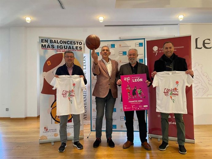 El concejal de Deportes, Vicente Canuria, junto con los responsables de las federaciones autonómica y provincial de Baloncesto, en la presentación del torneo.