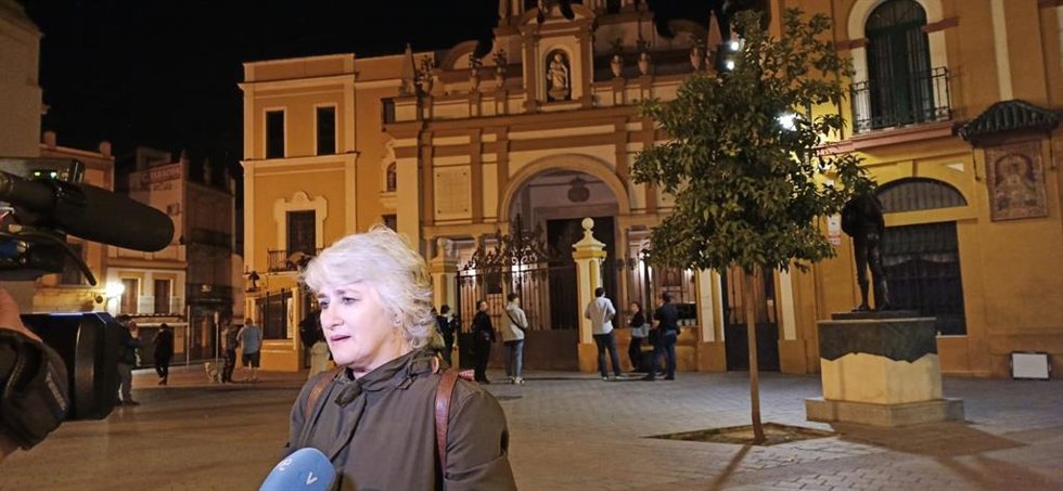 Archivo - Paqui Maqueda ante la Basílica de la Macarena el día en el que fueron exhumados los restos de Gonzalo Queipo de Llano.