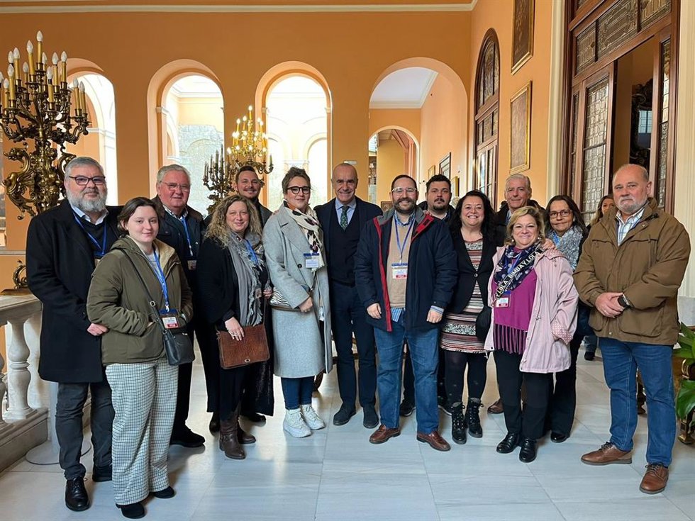 El alcalde de Sevilla, con familiares del compositor cofrade y ex hermano mayor de San Gonzalo Bienvenido Puelles.