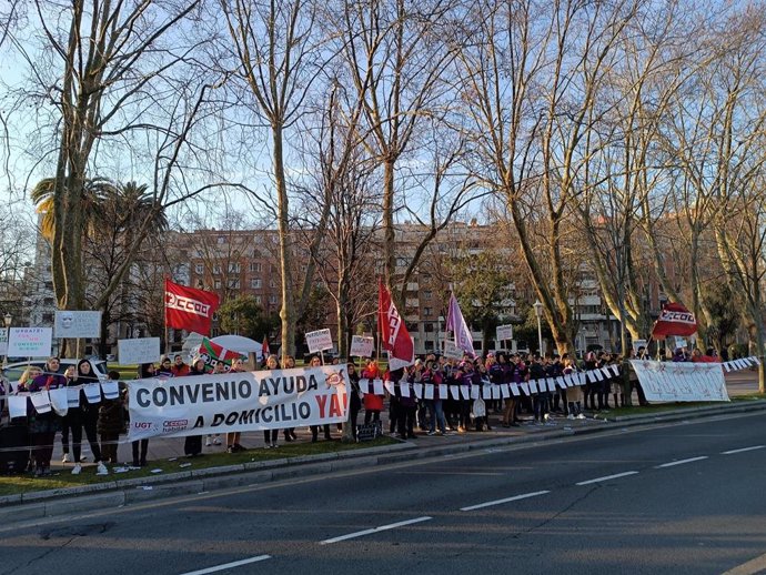 Protesta de trabajadoras de Ayuda a Domicilio de Bizkaia ante el Palacio Euskalduna de Bilbao