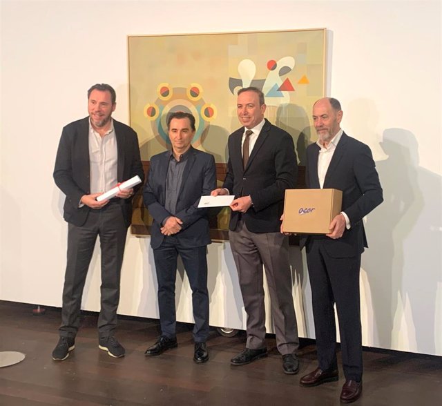 Entrega a Enrique González García del premio del XXIII certamen de pintura ACOR.