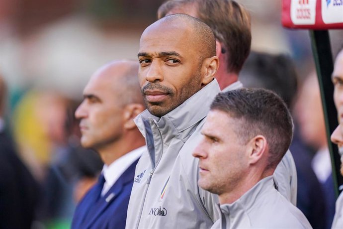 Archivo - Thierry Henry, en su etapa como asistente de Roberto Martínez en la selección belga. 