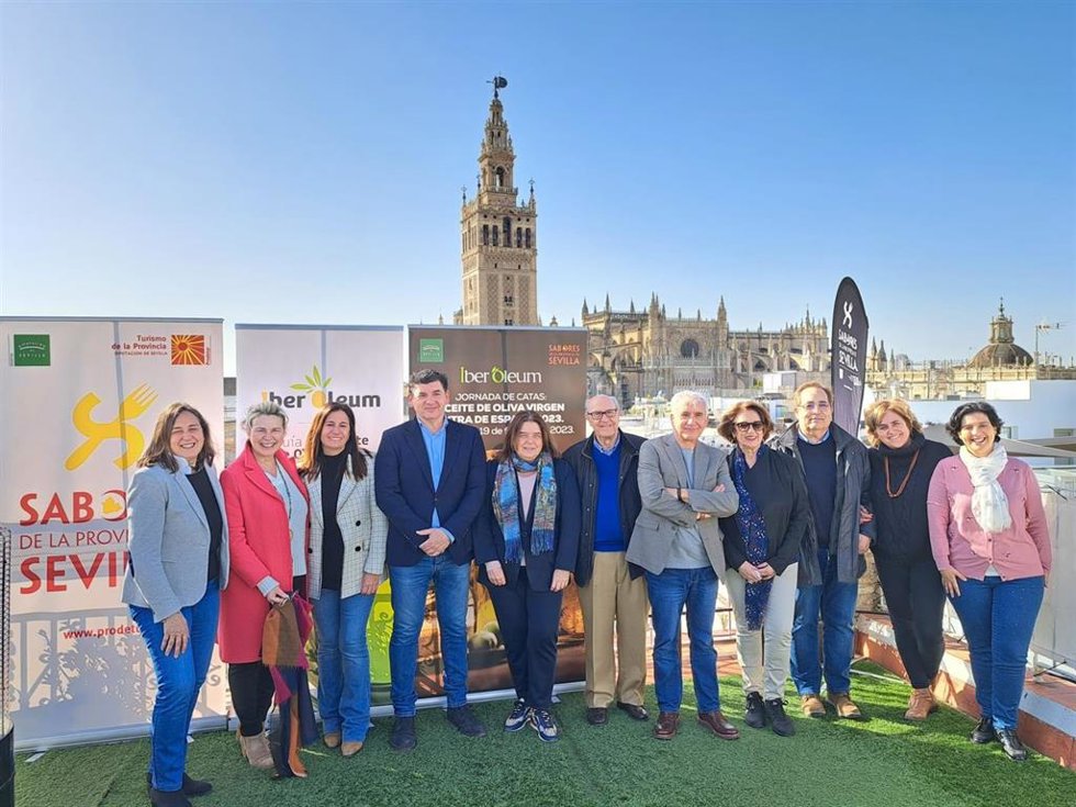 Presentación de las catas de selección de la guía de aceite de oliva virgen extra 'Iber Oleum', con el apoyo de Prodetur.