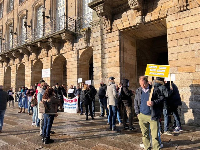 Protesta de afectados por la regulación de viviendas de uso turístico en Santiago de Compostela