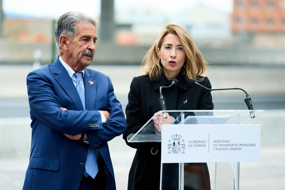 Archivo - La ministra de Transportes, Movilidad y Agenda Urbana, Raquel Sánchez, y el presidente de Cantabria, Miguel Ángel Revilla, en un acto en Santander.