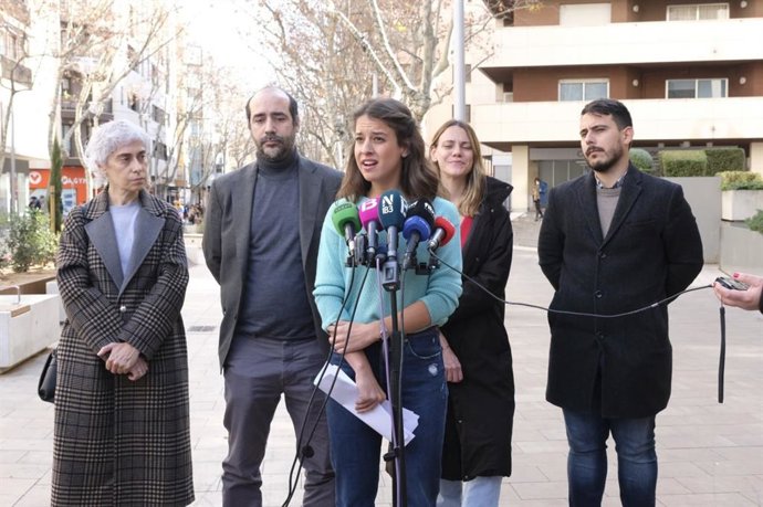 La diputada de Podemos Gloria Santiago expone la propuesta para crear una agencia inmobiliaria pública en Baleares, durante una rueda de prensa.