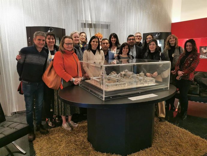 Gálvez (centro), junto a representantes del Consejo Mundial de la Artesanía.