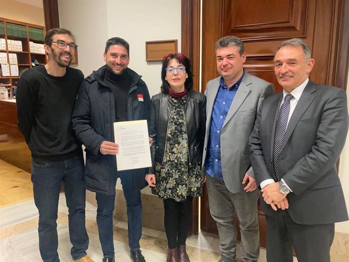 Sánchez, con la iniciativa registrada en el Congreso junto a parlamentarios de la formación.