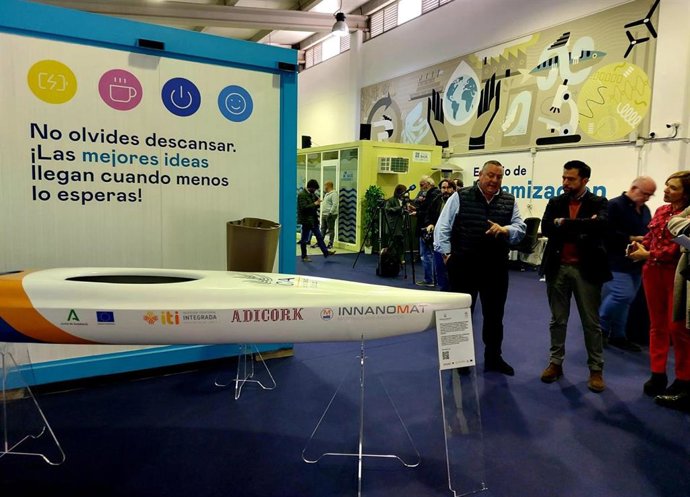 El delegado de Zona Franca con uno de los proyectos de Incubazul.