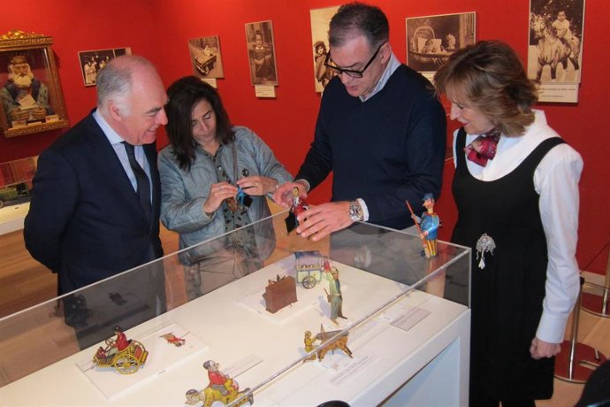 Los comisarios muestran algunas piezas de la exposición 'Jugar y soñar' al director general de Fundación Ibercaja, José Luis Rodrigo, y a la jefa del Área de Cultura de la entidad, Mayte Ciriza.