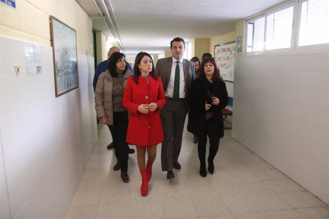 El alcalde de Córdoba y candidato a la reelección en las elecciones municipales de mayo, José María Bellido, con la concejal de Juventud, Cintia Bustos, en el CEIP Mediterráneo.