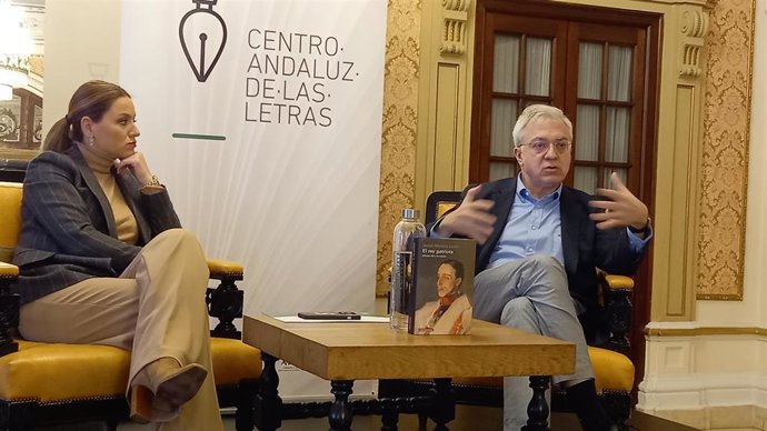 La delegada territorial de Turismo, Cultura y Deporte de la Junta de Andalucía en Sevilla, Minerva Salas López, ha presentado este jueves en Sevilla el libro del historiador Javier Moreno Luzón, 'El rey patriota. Alfonso XIII y la nación'.