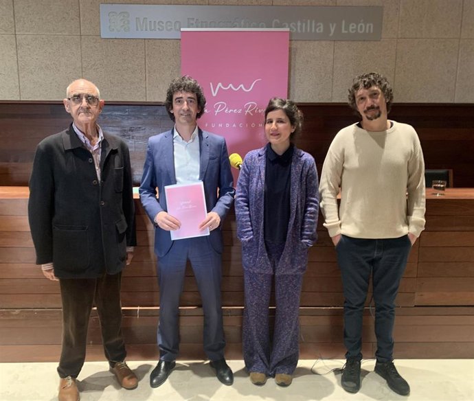 Miguel Manzano Alonso (i), presidente honorífico de la Fundación. Alberto de la Calle, promotor de la Fundación; Julia Andrés Olivera, miembro del equipo directivo de la Fundación, y José Luis Calvo, director del Museo Etnográfico de Castilla y León