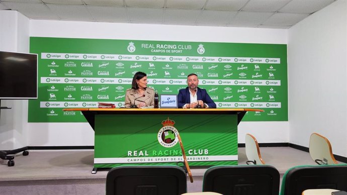 La alcaldesa de Santander, Gema Igual, y el presidente del Racing, Alfredo Pérez, informan sobre las próximas actuaciones en los Campos de Sport de El Sardinero.