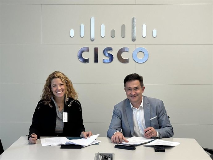 La Secretaria General De Incibe, Carla Redondo, Y El Director General De Cisco, Andrés Vilamitjana, Firman El Acuerdo De Colaboración.