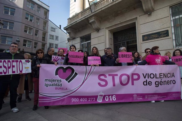 Varias personas con una pancarta en la que se lee: 'Stop violencia de género', participan durante una concentración convocada por la asociación ‘Mujeres en Igualdad’, ante la Subdelegación del Gobierno en Lugo,  a 16 de febrero de 2023, en Lugo, Galicia (
