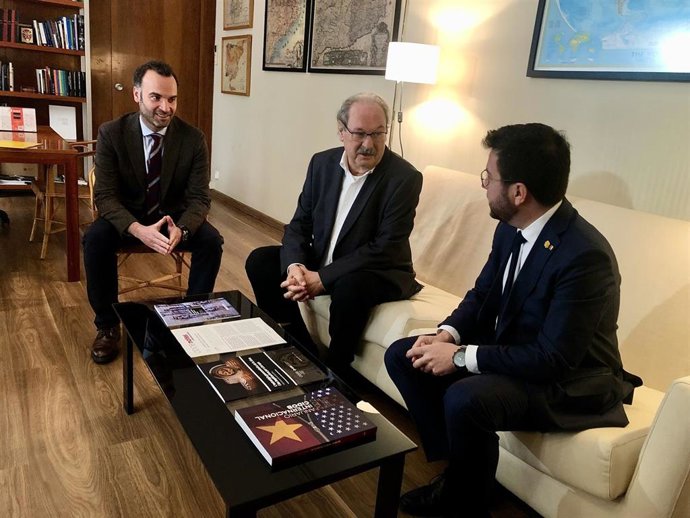 El presidente de la Generalitat, Pere Aragons, se reúne en el Cidob con el director del 'think tank', Pol Morillas, y su presidente, Antoni Segura.