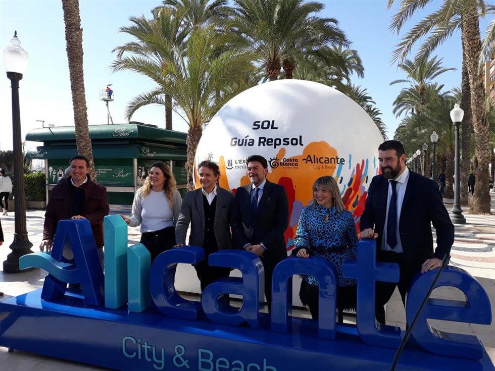 El secretario autonómico de Turisme, Francesc Colomer, el alcalde de Alicante, Luis Barcala, la directora de la Guía Repsol, María Ritter, en la presentación de actividades previas a la gala de Soles Repsol 2023 en Alicante.