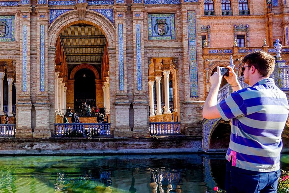 Archivo - Turistas paseando en la Plaza de España, archivo 