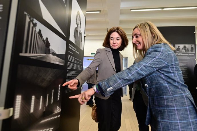 La consejera de Fomento, Articulación del Territorio y Vivienda, Marifrán Carazo, junto a la arquitecta Elisa Valero.