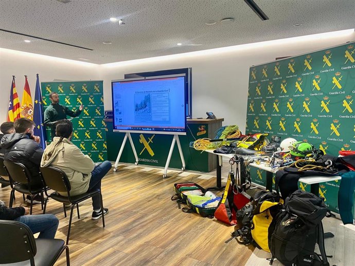 El Greim de la Guardia Civil imparte una charla a alumnos de FP de Técnico de Emergencias y Protección Civil.