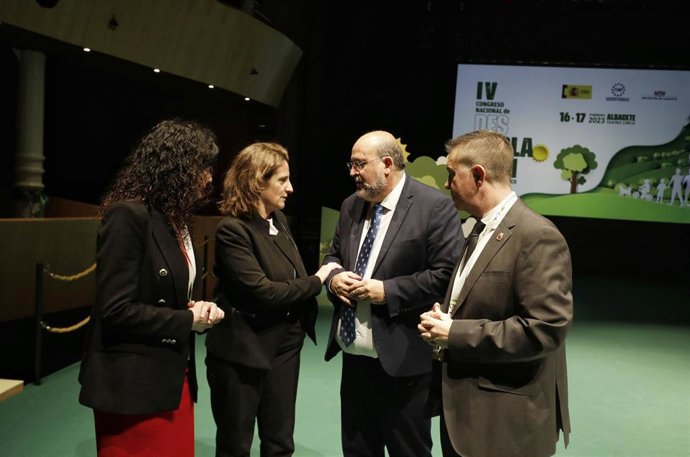 El vicepresidente de Castilla-La Mancha, José Luis Martínez Guijarro y la vicepresidenta Tercera y ministra para la Transición Ecológica y el Reto Demográfico, Teresa Ribera.