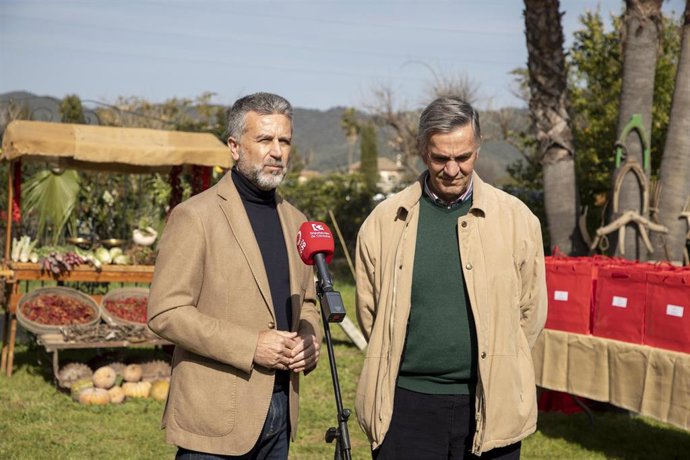 El delegado de Agricultura en la Diputación de Córdoba, Francisco Ángel Sánchez (izda.), en el acto de entrega de semillas.