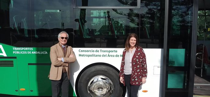 La Junta incorpora un nuevo autobús en la línea Málaga-Cártama adaptado a personas con movilidad reducida