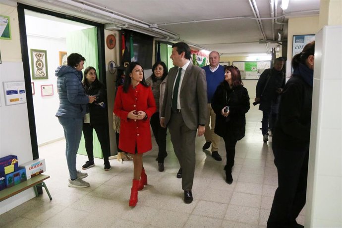El alcalde de Córdoba, José María Bellido, y la concejal de Juventud, Cintia Bustos, en el CEIP Mediterráneo.