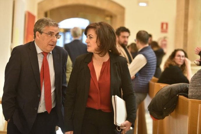 El consejero Pablo Rubio a su llegada al Parlamento con la presidenta del Gobierno, Concha Andreu
