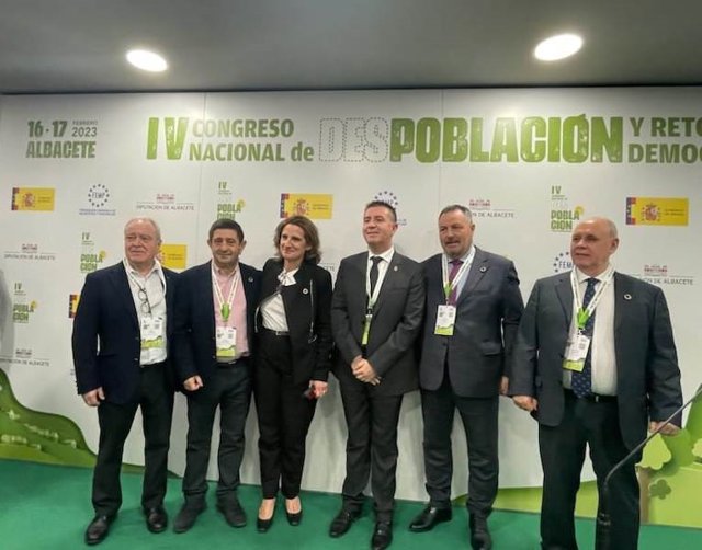 Reyes (2i), en la inauguración del IV Congreso Nacional de Despoblación y Reto Demográfico.
