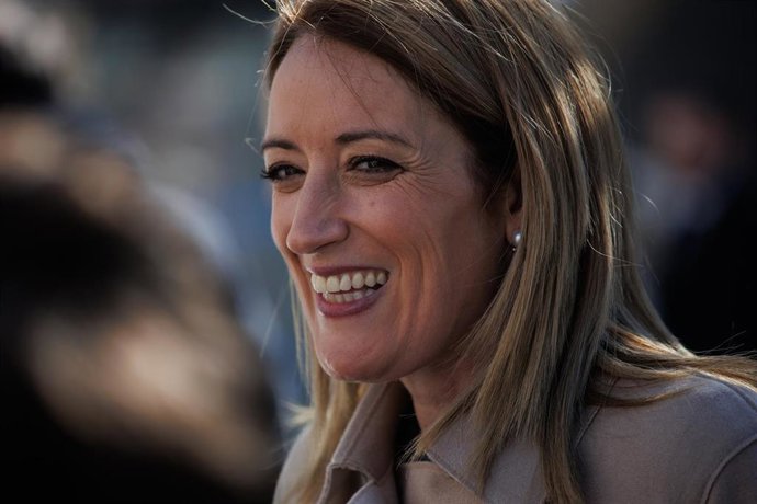 La presidenta del Parlamento Europeo, Roberta Metsola, durante un paseo en Madrid