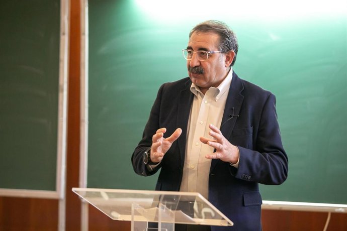 El consejero de Sanidad, Jesús Fernández Sanz, participa en la jornada inaugural de Alta Dirección en Salud de San Telmo, en el hotel Eurostar Palacio de Buenavista.