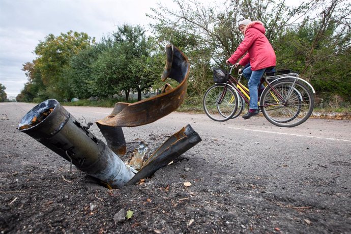 Archivo - 20 September 2022, Ukraine, Balakliya: Locals ride their bicycles past an exploded missile on the main street in the town of Balakliya, recently recaptured by Ukrainian forces in the Kharkiv region. Photo: Oleksii Chumachenko/SOPA Images via Z