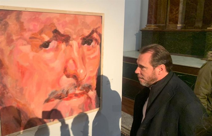El alcalde de Valladolid, Óscar Puente, contempla una de las obras seleccionadas en el Certamen de Pintura de ACOR.