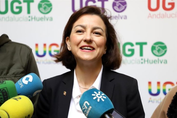 La portavoz del Grupo Socialista en el Senado, Eva Granados, antes de reunirse en Huelva con UGT.