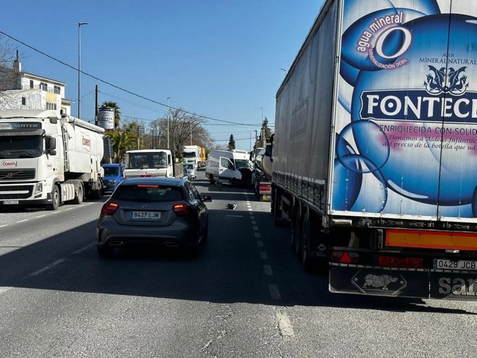 Herido un conductor de una furgoneta que impactó contra un camión estacionado en Monterroso (Lugo)